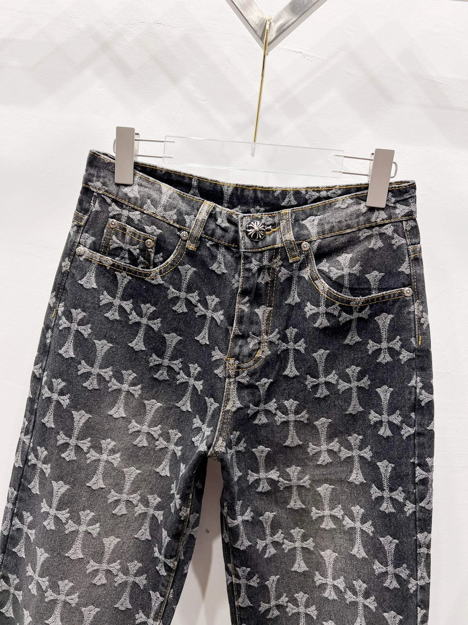 P230 Style No.: (r044) Chrome Hearts double-sided full logo jacquard dark pattern heavy-duty all-over printed cross jeans. The same style as the Internet celebrity star's cross-printed denim jacket. The unique cross design elements and all-over printing are full of design. It is made of 100% denim cotton fabric with heavy coarse yarn count, which ensures a stiff and tough silhouette while being soft, comfortable and breathable. The lapel is designed with silver buttons and is full of texture. The classic white cross logo is all over the dress, making it a perfect versatile style for spring and summer! Customized jacquard fabric, you can wear it in various styles. This gender-neutral shirt is a must-have for nightclubs. It can be worn as a jacket for both men and women. It can be easily worn by both men and women! The original loose version is made of high-quality pure cotton fabrics. The fabric pattern is high-definition and delicate without burrs. It is comfortable and breathable to wear. All the buttons are molded and customized. It is casual and fashionable and can be matched with any bottoms. It can be windproof and sunproof in spring and summer. It can be worn outside in autumn and winter! Easily concave shape makes you look slimmer and taller, perfect for both men and women! Customized main label, accessories, fully washable, whole body wiring, quality control, no heads!  Luxurious dark high street, Hollywood's luxury brand, 22SS's latest couple's leather cross short-sleeved T-shirts, all reflect their own unique style! Made of thick black cotton, goatskin appliqués, hand-sewn custom metal hardware, and silicone varnish printing, multiple materials collide to create a unique texture. It also incorporates ChromeHearts medieval-style Sanskrit fonts and classic horseshoes, creating a unique and charming dark texture under the graceful arcs and all-black shadows, full of artistic sense!